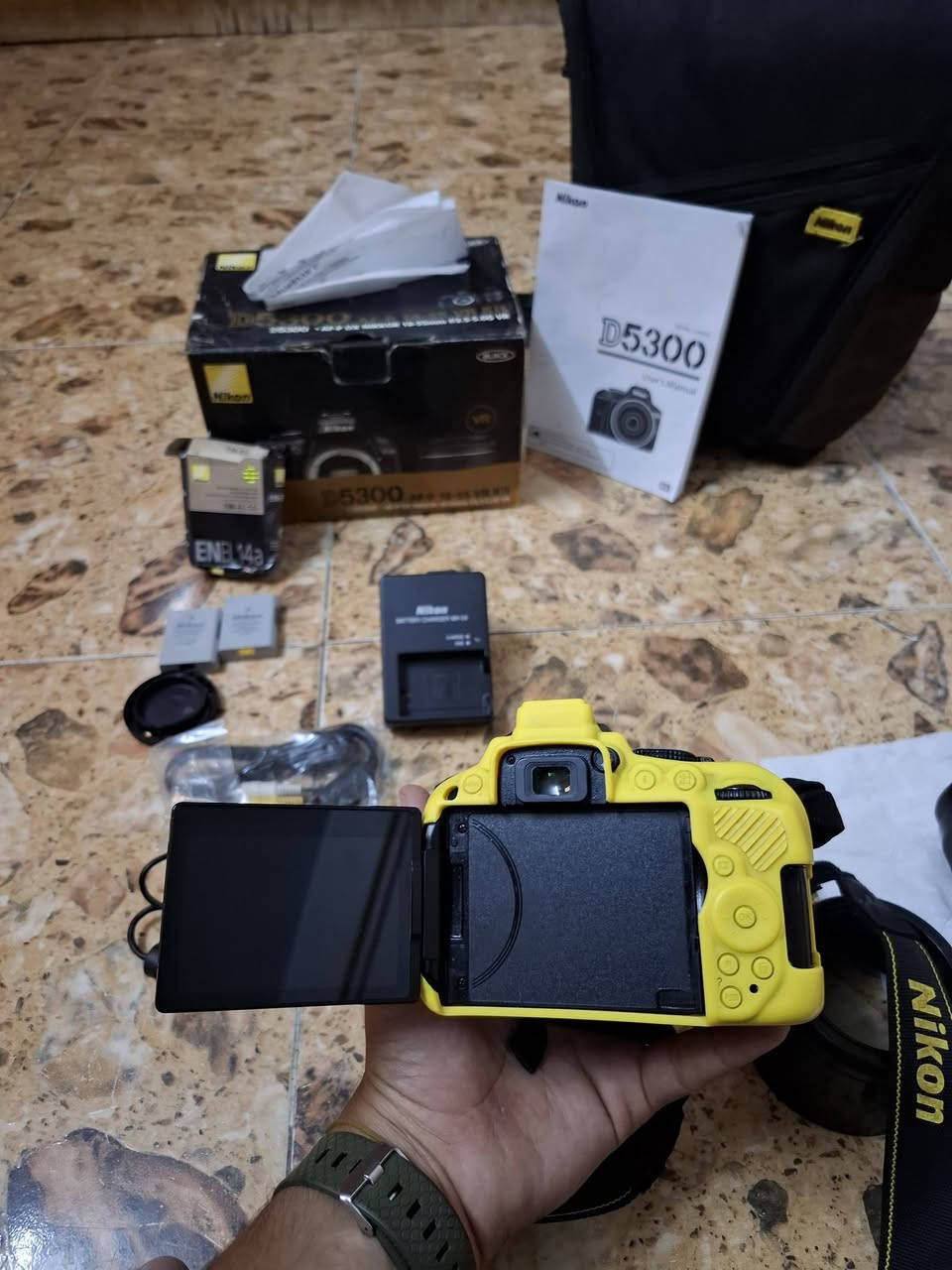 كامرة Nikon D5300 صور + فيديو بعدهي جديدة اطيك بيه ضمان ما مفتوح بيه برغي شرط شغل والفحص ملحقاته كامله جنطة شاحنة أصلية وكيبل نقل صور ورام 32 كيكة  عدسه رياضي  70_300 مواصفات كلش حلوه Wifi شاشه قلاب جميع الامنافذ بيه سعرة[ 450] الف يوجد توصيل اتصال( ***********)
