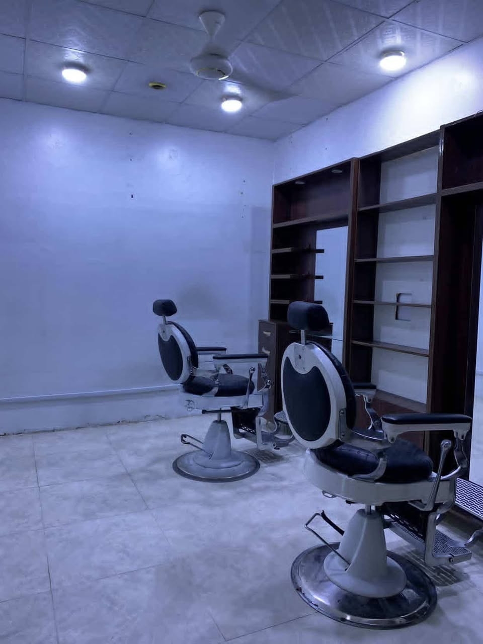 السلام عليكم محل رقم للبيع 
الموقع 📍 داخل سقيفة الحلاقين
يحتوي محل على كراسي حلاقة ملكية 
 اخشاب باترينات حلاقة
تبريد 2 طن و بنكة و انارة كاملة و تأسيس كابينة جديد
مدفوع سنتين مقدما لبلدية
مدفوع كل اجور كهرباء (مصفر) و مدفوع فلوس و معاملة ميتر الكتروني
 سقف ثانوي جديد ارضية مرمر جديدة 
لل استفسار *********** بغداد, العراق
