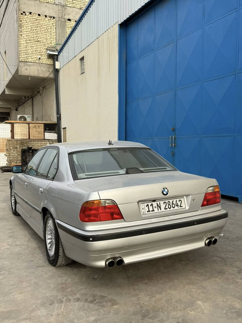 السلام عليكم BMW E38
الموديل 2000 اصل وفصل 
مكينه 44 دينمو مي 
برده خلفيه كهرباء شغاله 
جنطه كهرباء شغاله 
كشنات جلد كهرباء 
السياره بسمي ورقم دولي جديد 
المكان كراده مجمع مشن 
للاستفسار اتصال ***********
