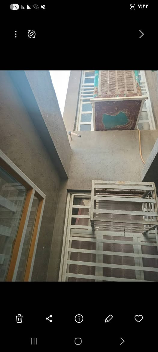 بيت ١٠٠ متر طابو صرف باسمي بناء ٢٠٢٤ طابقين معزولات كل طابق على حده ٣ غرف نوم واستقبال و٢ مطابخ و٢ حمامات كاشي سيراميك يرهم استثمار يتاحر كل طابق وحده السعر ١٢٥ مليون رقمي *********** بي واتساب
