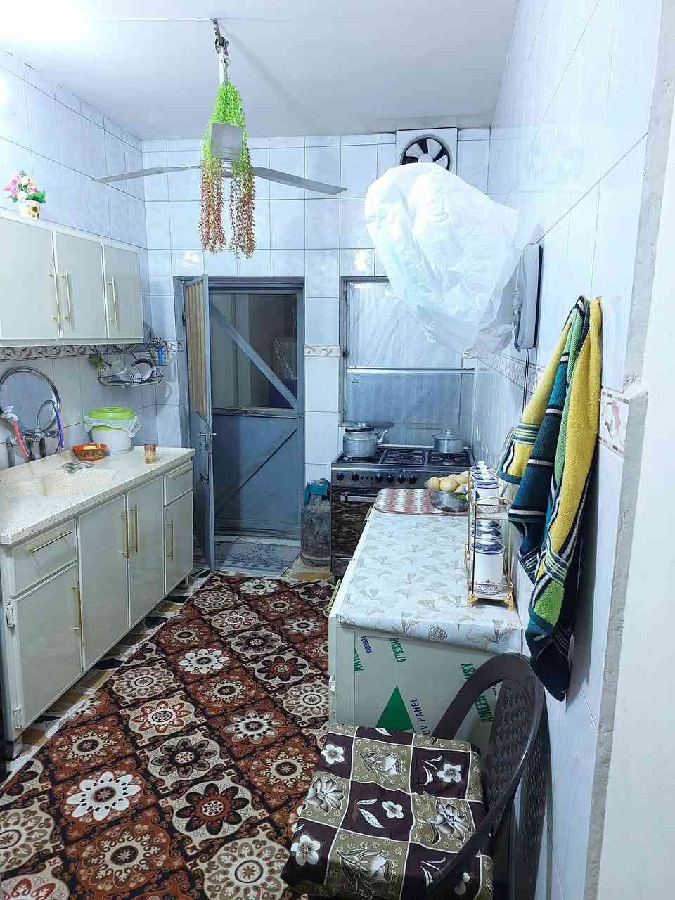 حي المعمل موظفين مساحته 250
طابقين 
190 مليون شارعه 10
يحتوي بيت ومشتمل معزول
***********
