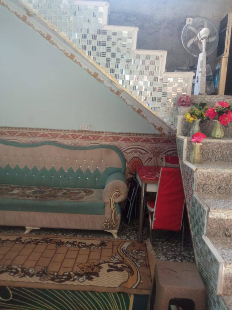 السلام عليكم. دار البيع المساحه ٢١٠متر منطقه المعميره قرب ثانويه التراث يحوي على غرف نوم 4*4واستقبال 7*4وهول  6.5*4.5 ومطبخ. 4.5*3.4 ويحتوي على طابق ثاني بدون صب هيكل وصحيات داخلية وخارجية وحديقه القطعه 14*15السعر ٥٥ للاستفسار الاتصال على الرقم ***********
