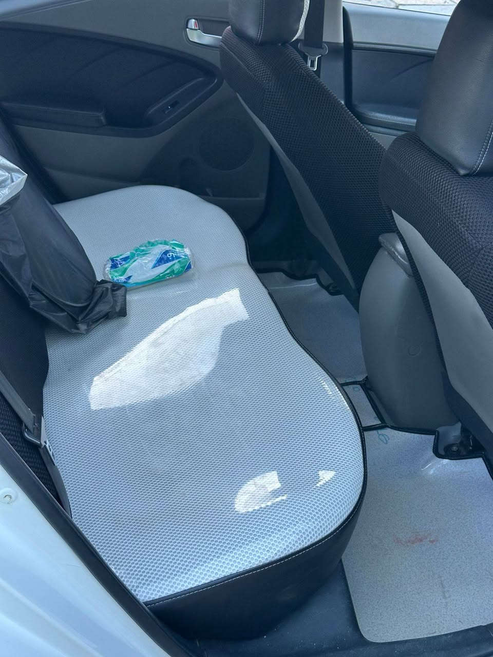 سلام وعليكم من رخصت الادمن سيراتو خليجيه نص فول موديل 16 محرك 1600 ماشيه 60 الف حقيقي  رقم بغداد  مكفوله لا ضربه ولا صبغ بيه بارد بالباب اليمنه مكينه وكير مكفولات صدر مكفول تخم تاير جديد باتري جديد السعر 135 وبيه مجال اي ستفسار اتصل *********** واتساب مكاني بغداد شارع الربيع
