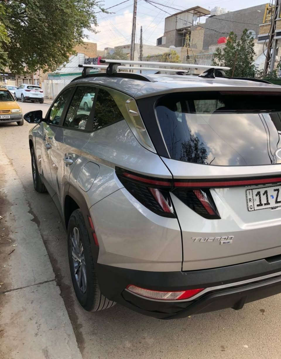 هيونداي توسان 2023 | نص فول امريكي
✨ لون سلفر  – حالة ممتازة ✨
داخله كلين بيها بارد قليل جدا حافه البنيد

🔹 الممشى28 الف ميل
🔹 المحرك: 1600 تيربو هايبرد بنزين اقتصادي
🔹 القير: أوتوماتيك ناعم
🔹 الدفع: فور ويل 
🔹رقم : بغداد انكليزي بأسمي

أبرز المواصفات:
✔️مقاعد كهرباء السايق والسكن
✔ شاشة لمس + Apple CarPlay & Android Auto
✔ كاميرا خلفية
✔️بصمه تشغلي عن بعد
✔️تبريد قطعتين
✔️سايد بريك بصمه
✔️حساسات امامي خلفي 
✔️بردات ابواب
✔ تشغيل بصمة (Smart Key)
✔ مثبت سرعة
✔ تحكم بالمقود
✔ مرايات كهرباء مع إشارات
✔ إضاءة LED
✔ جنوط ألمنيوم
✔ مكيف قوي ❄️
✔ أنظمة أمان (ABS – Airbags – Traction)

للتواصل ***********
