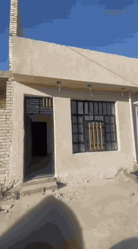 سلام عليكم عندي بيت مساحته خمسين متر ميز ثاني بيت على زقاق يحتوي دار على صاله كبيره مع هول حولي كبير مع خدمات ومنور  وبيتونه كبيره لبيت كامل من كهربايات ومجاري وماء نقص ارضيات  لمنطقه مخدومه سند خمسوعشرين مكاتبه بسمي شراي  تلفوني ***********.*********** وشكرن
