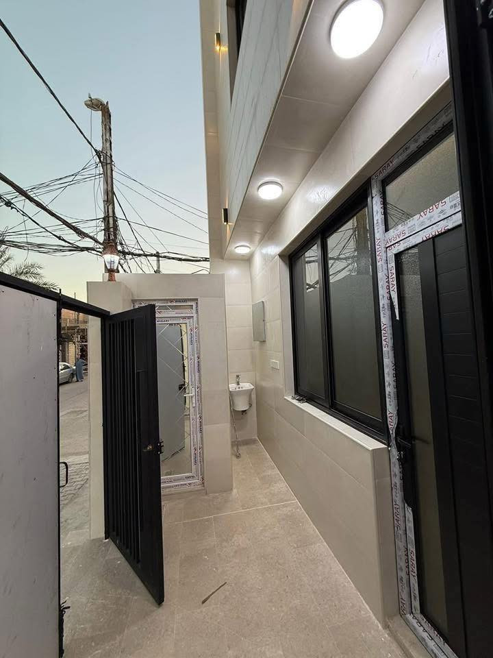 بيت في حي السلام 100مربعه و ركن 

موقع مميز جداً و تفاصيل البناء روعه

تحتوي على 4غرف نوم  

الطابق الاول يحتوي على : صاله مفتوحه على الاستقبال و مطبخ و غرفه نوم و اثنان مجمعات صحيه في الداخل والخارج

الطابق الثاني يحتوي على 3غرف نوم و صاله و مجمع صحي 

للاستفسار اكثر التواصل على الارقام الموجوده يتوفر وتساب 

0780 789 4484
