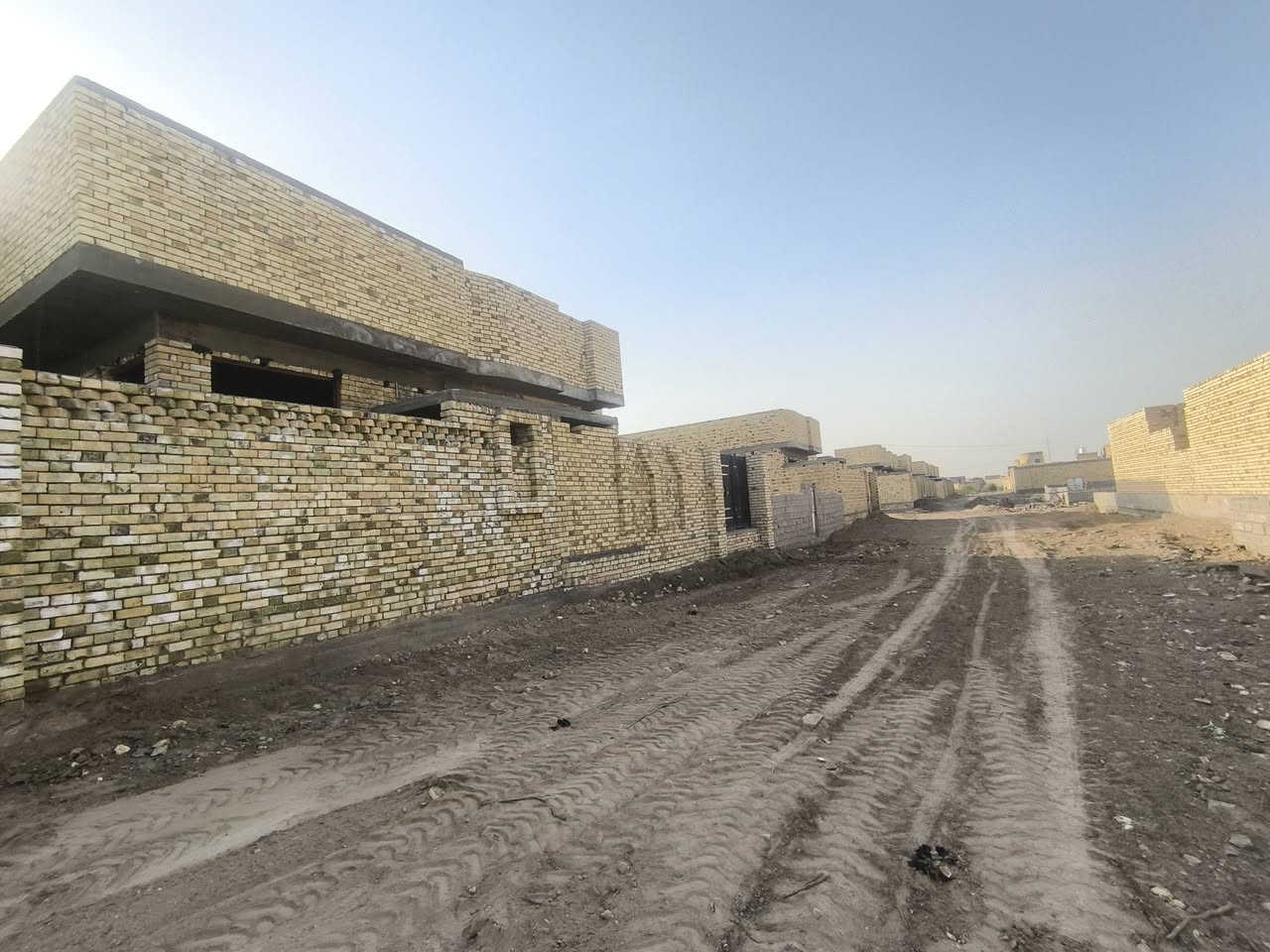 دار للبيع زراعي ركن  حي الجمعيه  مساحه البيت 225  
يحتوي غرف نوم عدد 2 القياسات 6x4
ستقبال 9x4مطبخ 5ونص  x4  صاله 10x4
صحيات داخل وخارج لبيت نقصه بس دواخل فقط   لستفسار***********
