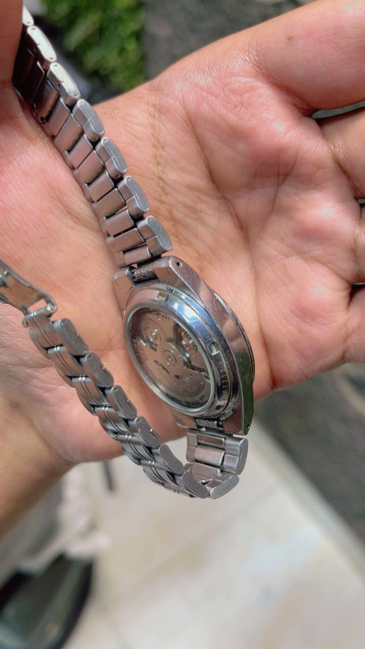 للبيع: ساعة سيكو 5 (Seiko 5) أوتوماتيك يابانية أصلية 100% 🇯🇵
المكينة: أوتوماتيك (مطرقة) حركة يابانية أصلية غنية عن التعريف برقم مكينة (7S26B) بـ 21 ياقوتة.

 الحالة: الساعة شغالة ومضبوطة 100% ونظيفة جداً (مثل ما موضح بالصور)، الجام الأمامي بيه شخوط خفيفة ومستحكة مال بلادها، الظهر جام شفاف يوضح حركة المكينة.

 الملحقات: السوار (الزنجيل) بلادي وأصلي.

 السعر المطلوب:100 الف دينار ] (وبيها مجال قليل للشراي الطيب).

 المكان: [بغداد ]

للتواصل والاستفسار يرجى المراسلة على الخاص،


**إذا كنت صاحب هذا الإعلان وتريد حذفه لأي سبب، رجاءا أرسل رسالة إلى الدعم الفني**
