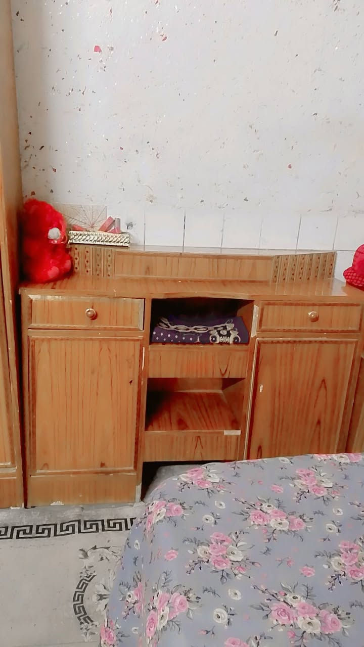 غرفه نوم للبيع رايدها ب٣٥٠ غرفه شوي تعبانه يراد الها ترتيب الميز مكسور المرايه مالته وهذا رقمي ***********
