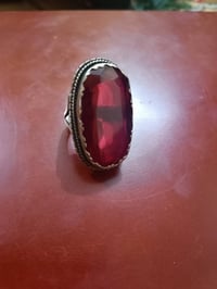 خاتم متوج بياقوت باريسي مترش طول الحجره 4سنم قياس الخاتم 21/22صياغه ثق...