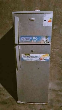 ثلاجه جديده لبيع سعرها 300وبيها مجال قليل  07804127099