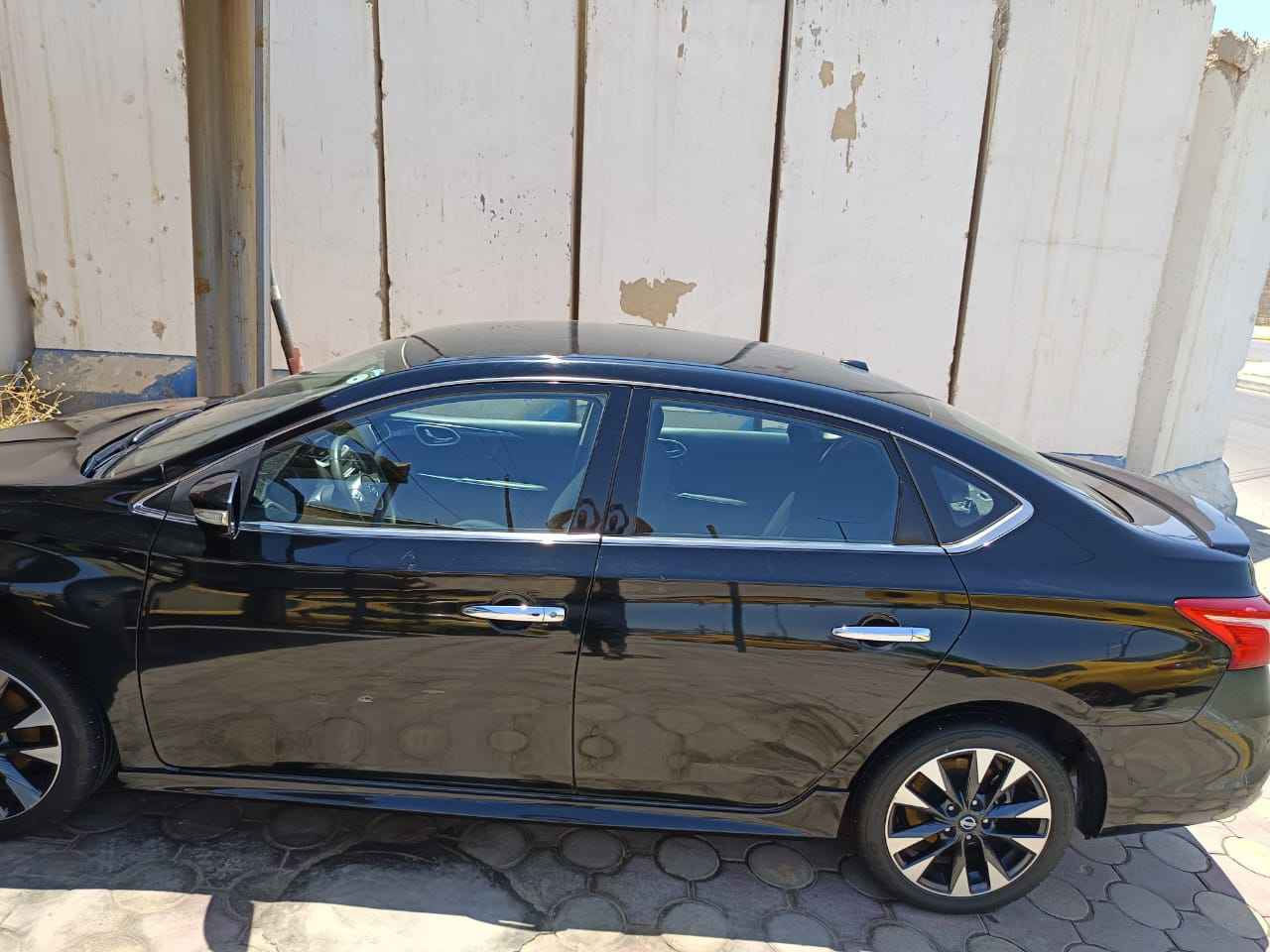 نيسان سينترا 2017 SR بدون صبغ
المواصفات 
مواصفات SR المعروفة 
ويل كب رياضي 
كاميرا خلفية
لايت زينون بلادي 
بلوجكترات بلادي 
كاميرا خلفية 
سبايدر صندوك بلادي 
مودات قيادة eco+sport+normal
كروس سرعة وتحكمات ستيرن جهتين واوامر صوتية 
تدفئة كشنات 
بصمة تشغيل +ابواب +صندوق

الصيانة والتبديلات  
المحرك والكير _مكفولات برغي مامصلح بيها كلها على وضع الشركة ناعمة واقتصادية وتسحك اي نوع بانزين محسن او عادي تنسى شي اسمه دونص 
التبريد _ممتاز على وضع الشركة وبارد ثلج بعز الصيف 
الحدادية والتايرات / تخم تاير جديد ياباني نوع تويو 
صدر جديد كامل اصلي شركة قبل شهرين بدلته جميع الصدر ماعدا الدبلات .. اي طسة مابيها 
دهن الكير تم تبديله من مشت السيارة 60 الف حسب توصيات الكاتالوك دهن نيسان الاصلي ns3 مع جميع الفلاتر كلها الاصلية .

الاعطال والنواقص 
الحمد لله مابيها اي عطل نهائيا كلها على وضع الشركة 
فقط بيها نقص الشمسيات لازم تتبدل لان كسروها الجهال غير هاي كلشي مابيها الحمد لله .

السيارة ماشية 83 الف قابل للزيادة 
السعر المطلوب 125 ورقة وبيها مجال حگ الجية والضيافة
شرط التحويل 
***********
مكان السيارة الانبار الفلوجة  
وسلامتكم الفلوجة, الأنبار
