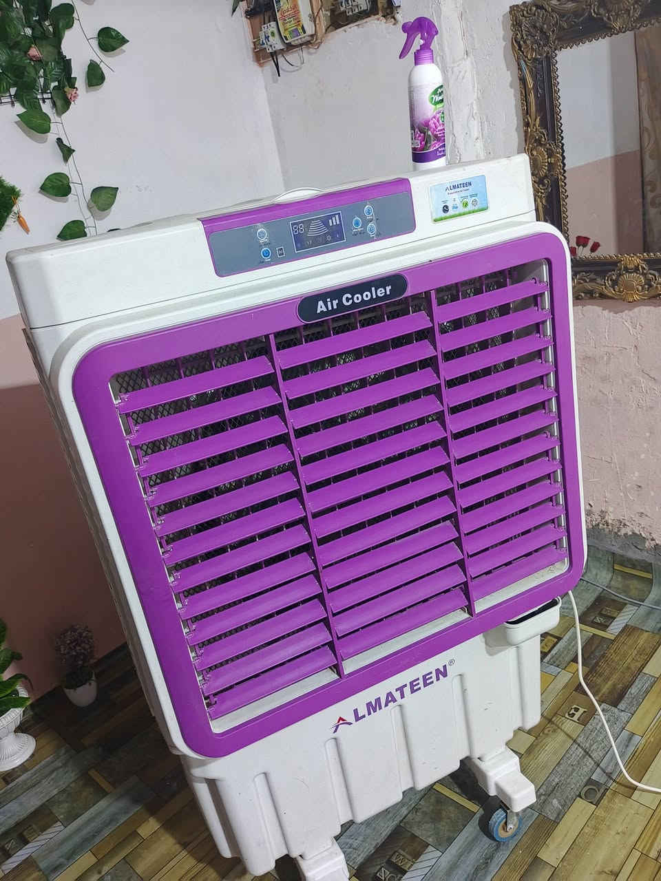 كنفيرة جديدة تبريد ثلج كهرباء نص امبير ماركة جيدة جدا 
سعر ٢٥٠ 
*********** وات ساب
