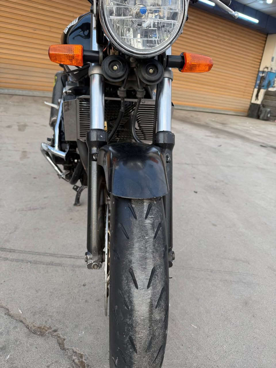 cb400 مۆدێل 2005
مەکینە کەپس
دوو تایەی سفری لەبنە 
کامل کەمالیاتی بۆ کراوە 
یەک دینار مەسرەفی نیە گێچی ئەلیکترۆنی بۆ بەستراوە 
بەس سالنسەکەی ١٥٠ هەزاری پێدراوە کامل کارڤۆن ڤایبەره ئەسلیە  وەها لە مانتۆرەکە بێمنەتم یانی هەزار هەزار ماشەلای لێبێت لە ڤیدۆ چەند جوانە لە رو بەرو دە هێندە جوان نەبوو هەر برایەک هات حەقی رێگاشی دەدەمەوە گەر بە دڵی نەبوو یانی بەس ماشەلای دەوێت درعی بەربونەوەشی بۆ بەستراوە مانتۆرەکە کەوتنیشی نیە یەک ٢٥٠ مەسرەفی هەبوو  گلەیی بکە پارەیەکی تەواو زۆرم لێداوە ئێساش کارم بە پارەیە هەر کەسێکیش حەزی لێبو بۆ نرخەکەی با پەیوەندیم پێوە بکات لە هەولێریشم نزیک جادەی ١٥٠ ژمارە تەلەفۆنەکەشم ***********
*********** أربيل, العراق
