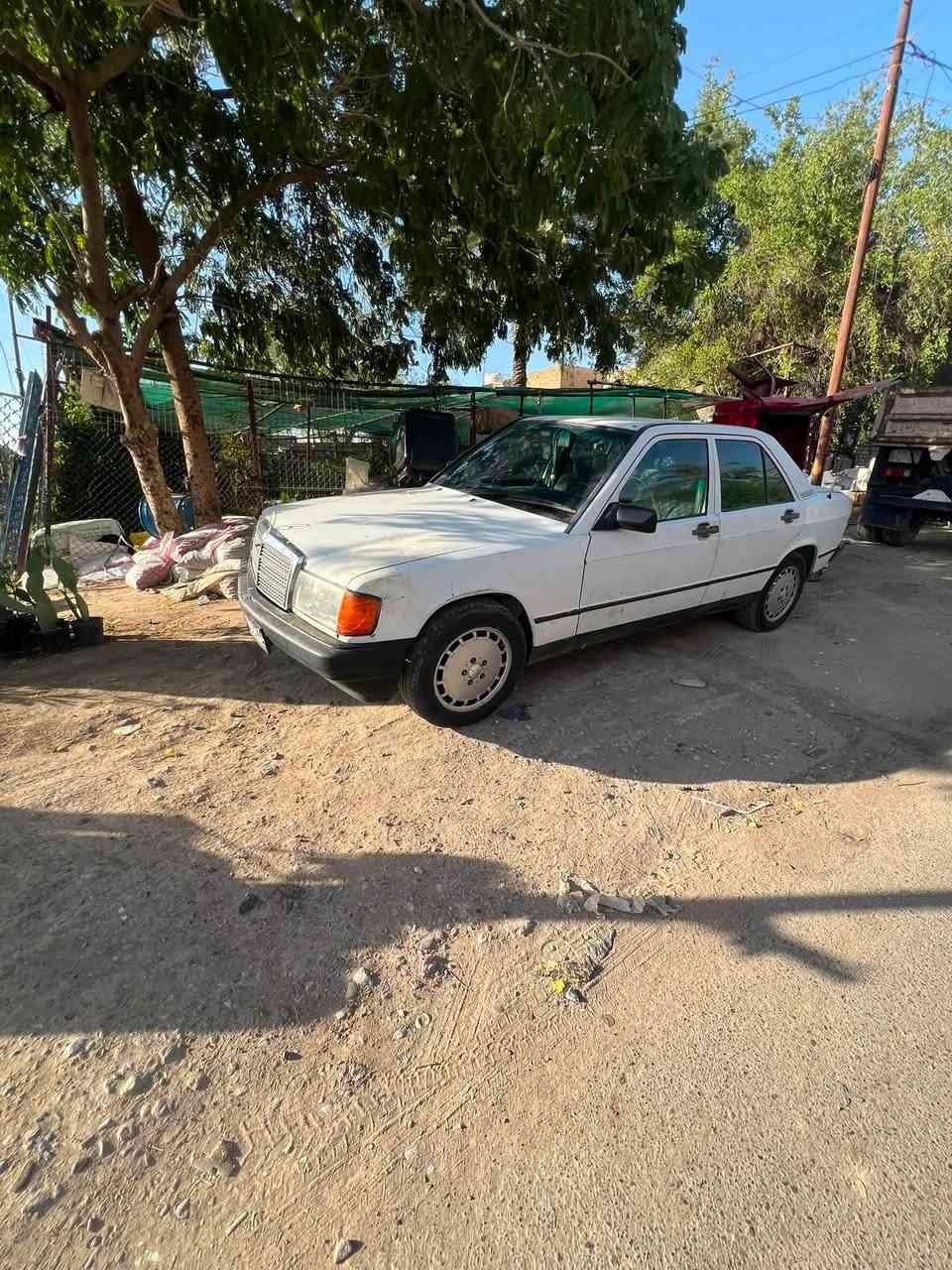 ‏سلام عليكم سيارة Mercedes 190 طيارين للبيع محور بطة اثنين ونص السعر على رقم الموبايل إن شاء الله وياكم *********** خلي خير يدلل عشان ما يشتري
