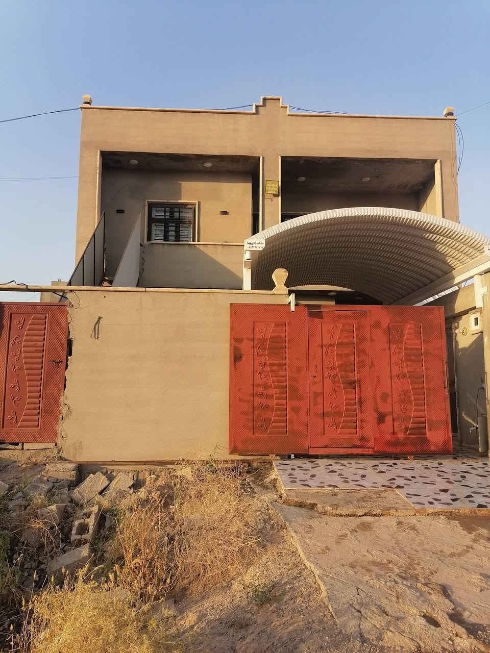 بيت للبيع مساحه 200 متر بناء حديث فول مواصفات دكتات تبريد مركزي طابقين
 الطابق الارضي استقبال ومطبخ وهول موزع وغرفتين نوم وصحيات
والطالبق الثاني هول وغرفتين نوم وصحيات درج داخلي ودرج خارجي مقابيله شارع عريض مقابيل المعهد التقني سعره 135
***********
