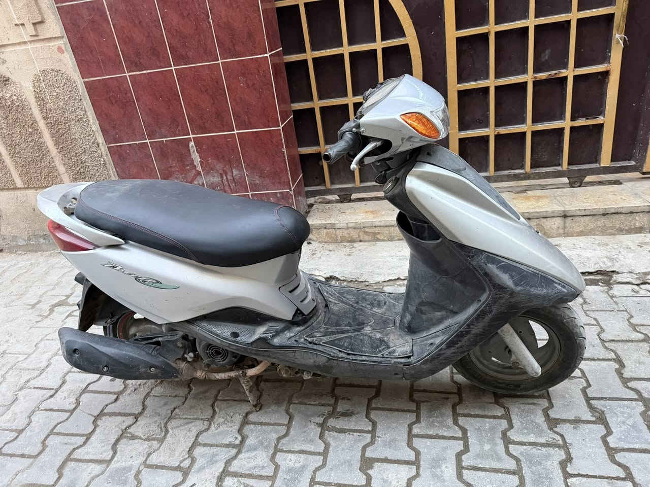 بريز لايت عالي نوزل خطين بيهى ونة اكسل كلش خفيه بدايته 
مكينه مكفوله لأ نضوح ولأ صوت ولأ دخان ناعمه كلش 
كفرات بلاديه بس البجم مبدل الاصلي موجود بس مكسور 
دبلات تايرات لوك طسه ناعمه كلش سعر 500 ألف بيهى مجال حك جيه بغداد الكريعات استفسار اكثر اتصال ☎️ ***********
