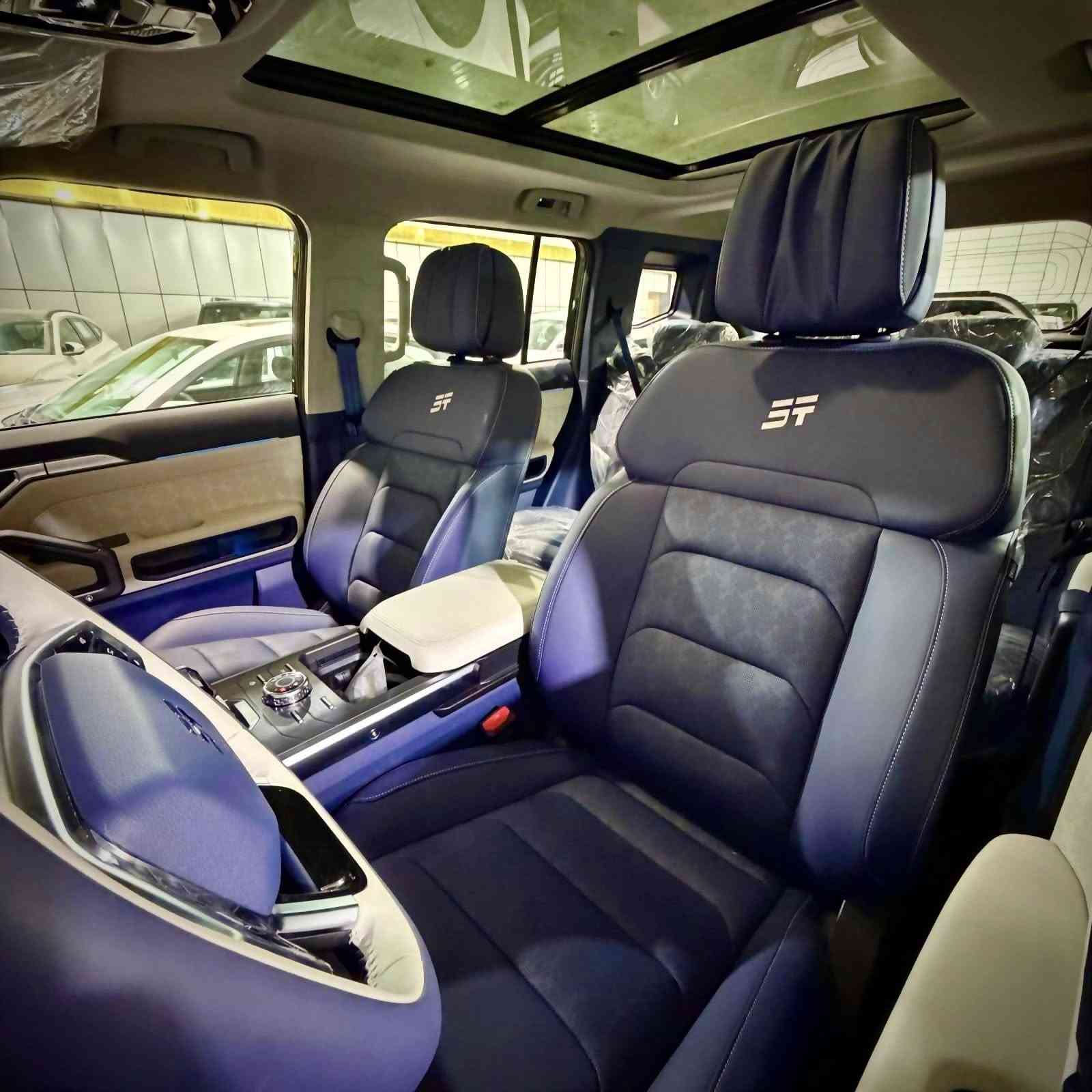 متوفر حالياً 
جيتور T2 هايبرد بلگن PHEV🔌⚡️🔌

✅ المواصفات :

الهايبرد القوي… التكنولوجيا المتقدمة… والراحة المطلقة!
• محرك 1.5 لتر تيربو + محرك كهربائي
• قوة إجمالية: 380 حصان
• العزم: 610 نيوتن.م
• ناقل حركة أوتوماتيكي مخصص لنظام الهايبرد 3DHT
• نظام الدفع: أمامي
• المدى: 1000 كم (هايبرد) + 139 كم كهرباء بالكامل

• كاميرات محيطية 540 درجة
• مثبت سرعة ذكي متفاعل
• نظام التحذير عند مغادرة المسار
• نظام المساعدة للبقاء في المسار
• نظام التحذير من التصادم الأمامي والخلفي
• حساسات أمامية 6 + خلفية 6
• نظام الكبح التلقائي للطوارئ
• نظام الكبح التلقائي عند الرجوع للخلف
• نظام الثبات الإلكتروني ESC
• نظام المكابح ABS
• فرامل يد إلكترونية مع AutoHold
• نظام مساعد لصعود المرتفعات
شاشة عدادات عملاقة 16.2 إنش
• شاشتان للترفيه والملاحة: 15.6 إنش + 10.25 إنش
• نظام صوتي فاخر SONY بـ 12 سماعة
• مقاعد أمامية كهربائية (تدفئة + تبريد)
• مقاعد من الجلد الفاخر
• شاحن لاسلكي
• إضاءة داخلية محيطية
• إضاءة خارجية LED بالكامل
• فتحة سقف بانورامية
• صندوق خلفي كهربائي
• نظام الدخول الذكي + تشغيل عن بعد
• أنماط قيادة متعددة ونظام توفير الطاقة
• مرآة وسطية ذكية تعمل بالكاميرا
• فلتر هواء N95

🛠️ الضمان:
• ضمان أساسي: 6 سنوات / كم مفتوح
• ضمان المحرك: 10 سنوات / 1,000,000كم 
العنوان: بغداد - البياع - الشارع الوسط
هاتف : ***********

#سيارات_للبيع #سيارات
