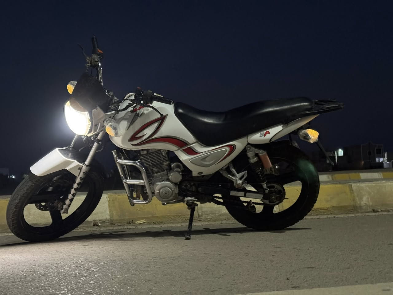 .ام زت موديل 2016  للبيع اوراقه كامله مع منفيس الدراجه گدامك مع ذلك تجي تفحص  وعيوني متوازي ع بيعتها السعر 550 وبيها مجال بسيط للتواصل ***********
