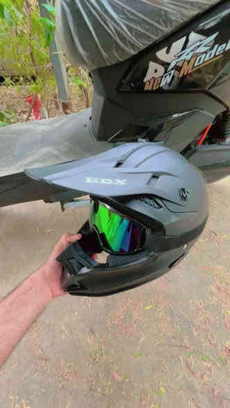 سلام عليكم 
من رخصة شبابنه الطيبة
خوذه دراجه بطح او رياضي (قفاز)
لون اسود طافي وحلو 
خوذه جديده مستعمله اقل من شهر
حتى الكارتون والكيس ماله موجود 
كوالتي جداا عالي وسيفتي ممتازه
سعره ٦٠وبيه مجال حق جيه والي يعرف سعره ليكسر اخوان 
استفسار واتساب ***********
