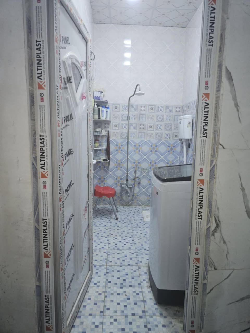 دار طابو صرف مساحته ٢٠٠م للبيع يحتوي على غرفتين نوم واستقبال وهول صحيات داخلية وخارجيه ومطبخ الطابق الثاني يحتوي على غرفه بدون لبخ ولا كاشي العنوان الوردية سيف سعد شارع ٣٠ قرب أسواق النافعي عرض الشارع ١٥م للاستفسار الاتصال على الرقم *********** السعر ١٥٥مليون وبي مجال
