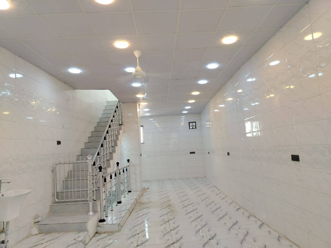 شقه للايجار جديدة وجاهزة طابق ثاني كافة الخدمات بيها شارع الاعمار قرب قاسم الخفاجي السعر ٢٢٥ ألف مكلف بالنشر للتواصل مع صاحبها اتصال واتساب ***********
