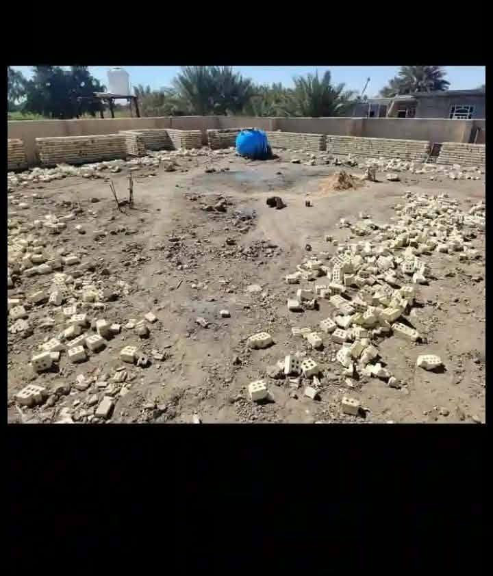 الحمد لله رب العالمين، القائل في محكم تنزيله:
﴿إِنَّمَا يَعْمُرُ مَسَاجِدَ اللَّهِ مَنْ آمَنَ بِاللَّهِ وَالْيَوْمِ الْآخِرِ وَأَقَامَ الصَّلَاةَ وَآتَى الزَّكَاةَ وَلَمْ يَخْشَ إِلَّا اللَّهَ فَعَسَىٰ أُولَٰئِكَ أَنْ يَكُونُوا مِنَ الْمُهْتَدِينَ﴾
— سورة التوبة: 18
وقال سبحانه:
﴿وَأَنَّ الْمَسَاجِدَ لِلَّهِ فَلَا تَدْعُوا مَعَ اللَّهِ أَحَدًا﴾
— سورة الجن: 18
والصلاة والسلام على نبينا محمد ﷺ الذي رغَّب في بناء المساجد، فقال:
قال رسول الله ﷺ:
«مَنْ بَنَى لِلَّهِ مَسْجِدًا بَنَى اللَّهُ لَهُ بَيْتًا فِي الْجَنَّةِ»
— رواه صحيح البخاري وصحيح مسلم
أما بعد:
فإن من أعظم القُرُبات وأجلِّ الطاعات التي يتقرب بها العبد إلى ربه، عمارة بيوت الله تعالى، فهي منارات الهدى، ومهابط الرحمة، ومجالس الذكر والعلم، ومنها ينطلق الإصلاح في المجتمع.
ونحن اليوم – في هذه الأيام المباركة من شهر رمضان – شهر الجود والإحسان، شهر تتضاعف فيه الحسنات، وتُفتح فيه أبواب الجنان، نتوجه إلى أهل الخير والإحسان، للمساهمة في بناء مسجد جديد في منطقة أبو غريب – بوابة السلام، ليكون بيتًا من بيوت الله، ومركزًا للعبادة، وتعليم القرآن، وتربية الأبناء على طاعة الرحمن.
إن هذه المنطقة بحاجة ماسة إلى مسجد يجمع أهلها على صلاة الجماعة، ويكون منارةً للعلم والدعوة، خاصة مع ازدياد عدد السكان وبعد المساجد عن بعض البيوت.
وقد قال النبي ﷺ:
«أَحَبُّ الْبِلَادِ إِلَى اللَّهِ مَسَاجِدُهَا»
— رواه صحيح مسلم
وفي هذا الشهر الكريم، يتسابق المؤمنون إلى الصدقات الجارية، وبناء المسجد من أعظم الصدقات الجارية التي يبقى أجرها بعد الموت، كما قال ﷺ:
«إِذَا مَاتَ الإِنْسَانُ انْقَطَعَ عَنْهُ عَمَلُهُ إِلَّا مِنْ ثَلَاثٍ: صَدَقَةٍ جَارِيَةٍ…»
— رواه صحيح مسلم
وبناء المسجد من أوضح صور الصدقة الجارية، ما دام يُذكر فيه اسم الله، وتقام فيه الصلاة، ويتلى فيه القرآن.
نداء إلى أهل الخير
إننا نهيب بأهل البر والإحسان، وأصحاب الأيادي البيضاء، أن يشاركوا في هذا المشروع المبارك، كلٌّ بحسب استطاعته، فربَّ درهمٍ سبق ألف درهم، وربَّ مساهمة صغيرة كتب الله بها بيتًا في الجنة.
قال تعالى:
﴿مَثَلُ الَّذِينَ يُنْفِقُونَ أَمْوَالَهُمْ فِي سَبِيلِ اللَّهِ كَمَثَلِ حَبَّةٍ أَنْبَتَتْ سَبْعَ سَنَابِلَ فِي كُلِّ سُنْبُلَةٍ مِائَةُ حَبَّةٍ ۗ وَاللَّهُ يُضَاعِفُ لِمَنْ يَشَاءُ﴾
— سورة البقرة: 261
فكونوا ممن يختار لنفسه بيتًا في الجنة، ويسهم في رفع ذكر الله في الأرض، لعل الله أن يجعل هذا العمل سببًا للقبول والمغفرة والعتق من النار في هذا الشهر الفضيل.
نسأل الله أن يبارك في جهودكم، وأن يجعل هذا المسجد منارة خير وبركة، وأن يكتب لكل مساهم نصيبًا من الأجر ما دامت فيه ركعة تُصلّى، وآية تُتلى.

*********** للاتصال ***********
