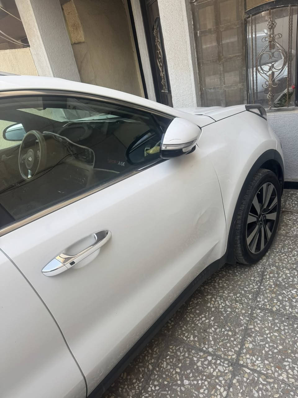 السلام عليكم 
سبورتج موديل 2017 خليجي 
ماشية 135ألف
كشنات مخمل+ كهرباء
قطعتين تبريد 
الشاشة الصغيرة+كامرة
حساسات امامي خلفي
3أنظمة قيادة إيكو و سبورت ونورمال
اشاير بالمري
ترحيب بالسيارة
بصمات أبواب 
مري شفط كهرباء 
ضررها موضح بالسونار 
السعر 165وبيها مجال حك الجيه
البياع حي المواصلات 
ادخل خاص ماسنجر 
او واتساب ***********
