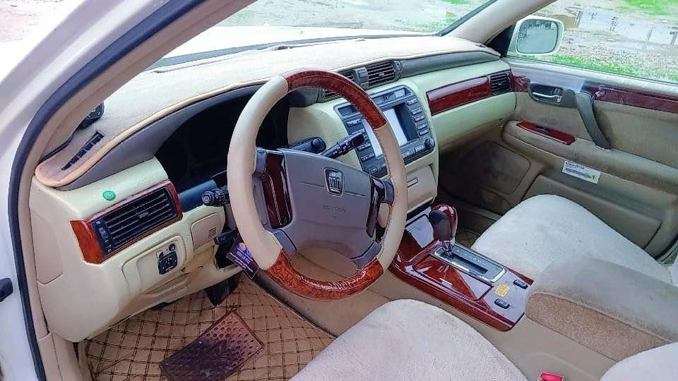 سلاوى خواتان لي بيت
مه ليكه موس 
كامل مه سروف 
دي فؤرى بچوك
٢ دوگمه ى په رده
ناوزه رد
داشبول نه جه ف
لايتى بيش عه ده سه
دواى كريستال
داشبول نه جه ف
تايه و ويلى نه جمه ى لؤك
 رؤنى هايدرؤليكى گوراوه
كامل جوان كاريو سپورت كراوه
سه ياره كه مالى دوسته
٣ پارچه و په له يه ك بؤياخ
نرخى ٤٩  كه ميك مه جال
ژم ***********
***********
