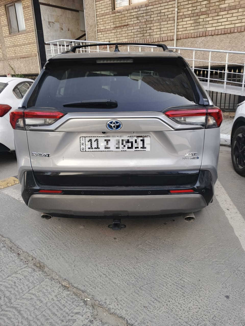 للبيع تويوتا رافور هايبرد 2023
TOYOTA RAV4 XSE Hybrid 
✅️ موديل 2023
✅ وارد أمريكي
✅ صبغ دعاميات فقط بدون ايربكات ويوجد بارد 
✅ أعلى فئة XSE  الرافور مواصفات 1/1
✅️ ماشية في امريكا 29000 ميل حاليا43000 ميل
المواصفات
▪️السيارة تو كلر سقف اسود  بانوراما
▪️ محرك 4 سلندر سعة 2.5 لتر هايبرد 
▪️بقوة إجمالية 219 حصان.
▪️ نظام دفع رباعي إلكتروني AWD.
▪️ ناقل حركة أوتوماتيكي E-CVT.
▪️ صرفية وقود حوالي 17 كم/لتر.
▪️ جنوط رياضية قياس 18 إنج لون أسود.
▪️ إضاءة LED أمامية وخلفية كاملة.
▪️ مصابيح نهارية LED.
▪️ مقاعد جلد SofTex رياضية بخياطة زرقاء مميزة.
▪️ مقاعد أمامية مدفأة.
▪️ مقعد السائق كهربائي 
▪️خاصية الميمري لحفظ الوضعية.
▪️ دخول ذكي لجميع الأبواب.
▪️ شاشة وسطية  لمس.
▪️ دعم Apple CarPlay وAndroid Auto.
▪️ شاحن لاسلكي للهاتف.
▪️ عدادات رقمية حديثة.
▪️ كاميرا خلفية عالية الدقة.
▪️ باب خلفي كهربائي.
▪️ مثبت سرعة راداري ذكي.
▪️ نظام المحافظة على المسار.
▪️ نظام التحذير من التصادم الأمامي مع الكبح التلقائي.
▪️ مراقبة النقطة العمياء.
▪️ تنبيه حركة المرور الخلفية.
▪️ حساسات أمامية وخلفية للمساعدة على الاصطفاف.
▪️ وسائد هوائية متعددة وأنظمة أمان متطورة.

السيارة مكانها الدورة شارع ستين 
السعر 265

للتواصل *********** يوجد وات ساب @
