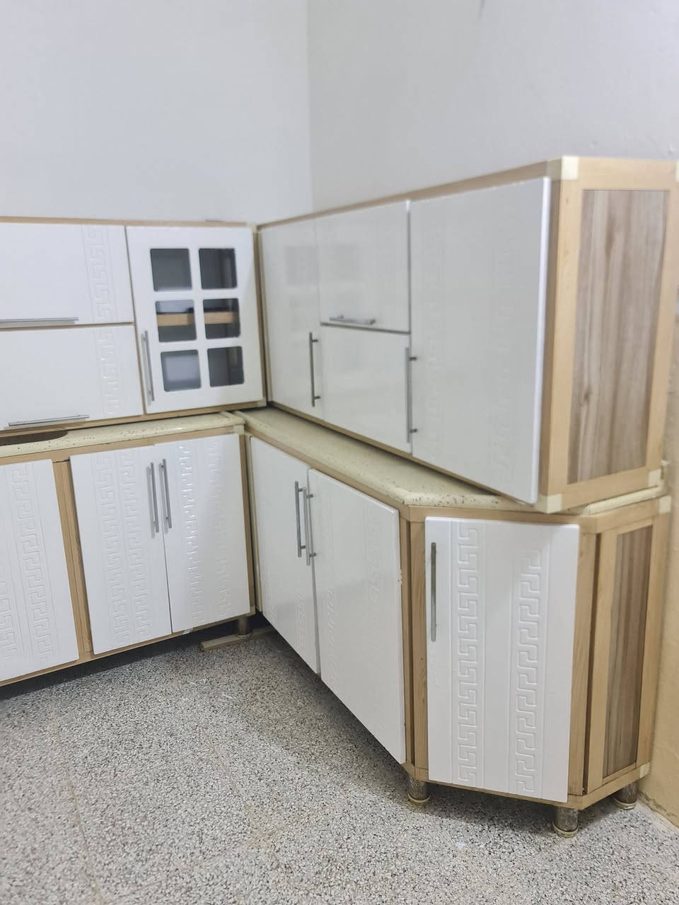 كاونتر المنيوم الثكيل قياس 15 متر  احطاطه الابواب اج دي اف كله مرمر مع طباخ وساحبه نضاف 90% الابواب صبغ قابل للغسل 
شراي اتفضل خاص أو اتصل على الرقم ***********ويوجد توصيل محافظات
