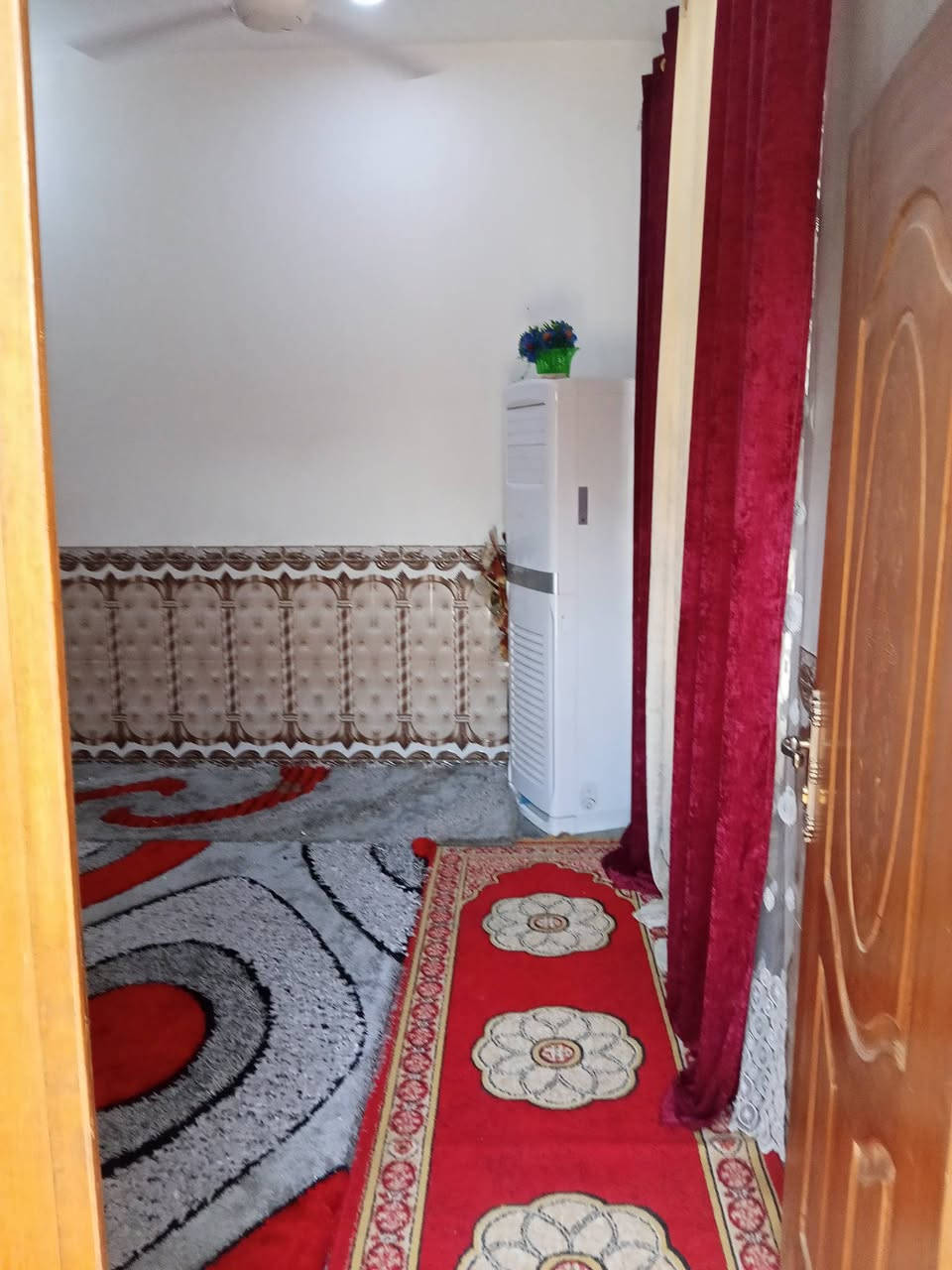 البيت للبيع با الكادميه المساحه 200م يحتوي البيت علا غرفتين نوم و صاله و مطبخ و براني وصحيات خارجية و داخليه اللاستفسار مراجعة مكتب سلام الجبوري الاتصال ***********
