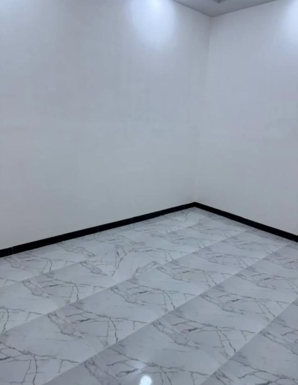 دار للبيع ٥٠متر بناء حديث طابقين على ساحه يحتوي على ٢غرفة نوم وصاله ومطبخ وصحيات السعر ١٤٥ مليون مع المجال 
***********
حسين الرماحي
