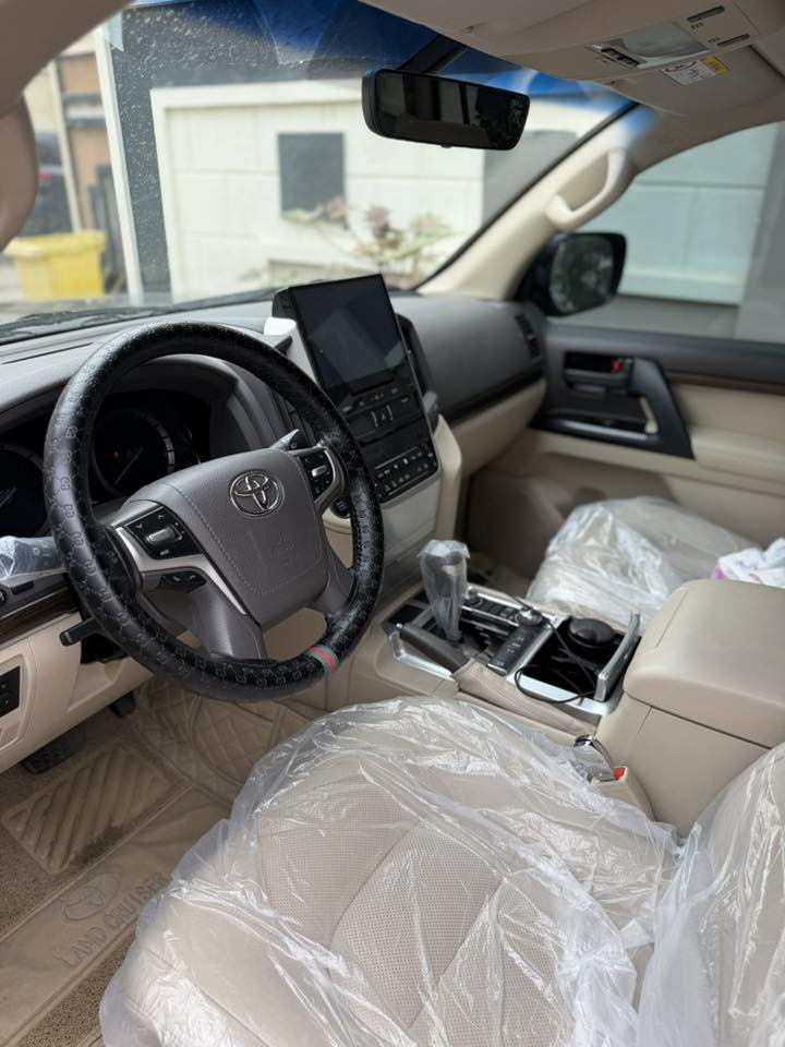 تويوتا لاندكروز 2019 بالكارتون كراند تورنك ساز  SAS
مكينة 8 سلند V8 
رقم اربيل الجديد وسنوية لحد 2030
ماشية 64 الف كيلو متر 
مغلفة نانو ppf بالكامل السيارة كفالة عامة من كلشي لا بارد لا رصعة لا شخط جديدة جداً 
تخم تاير دنلوب اصلي قبل اسبوع شادلها 
السعر 565 مكانها البصرة
***********
