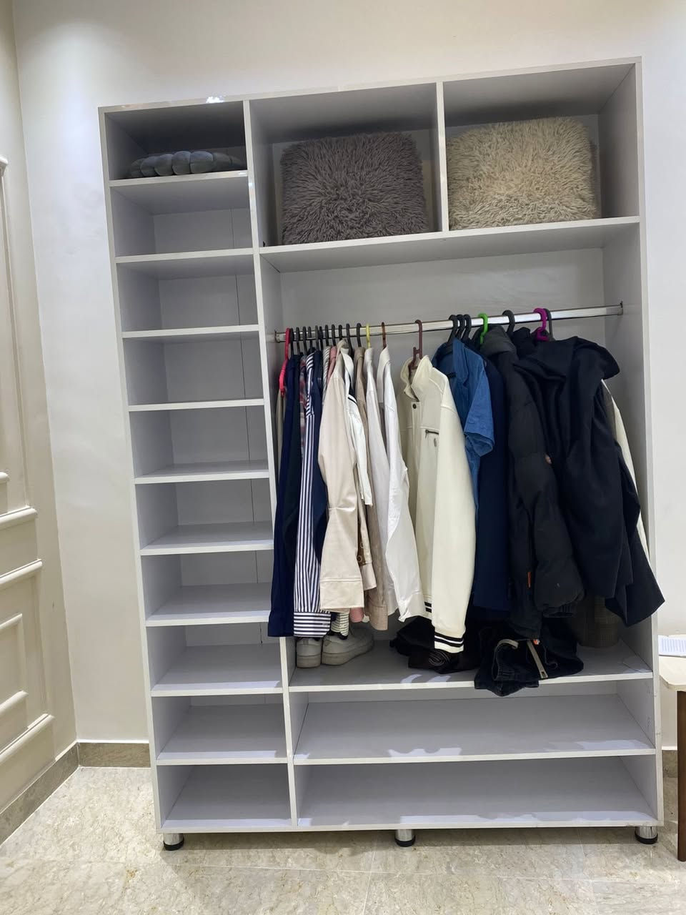 السلام عليكم غرفه نوم شبابيه تفصال بتصميم تركي كنتورين +جربايه نفر مع دوشك هديه +طبلات عدد 2 
كل هاي الاغراض ب 300 الف وبيهن مجال 
للاستفسار *********** 
للامانه الاغراض جديده وكلش انضاف
