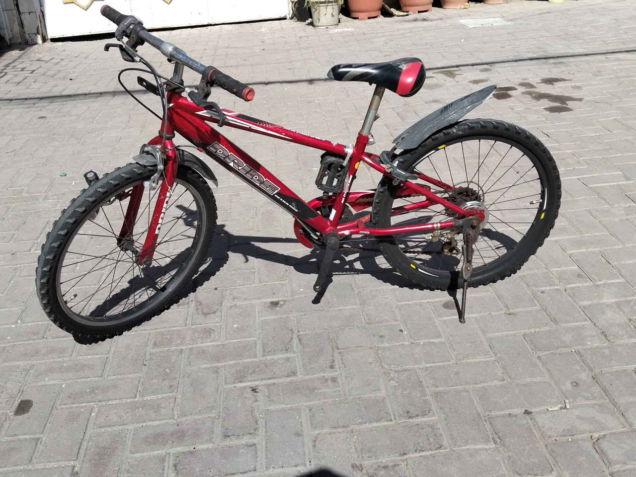 سلام عليكم شباب بايسكلات ياباني باله حاويه حجم 24و22و20 العنوان بغداد الحرية رقم الهاتف ***********
