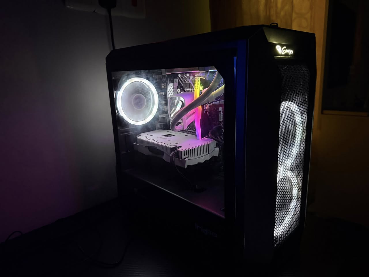 السلام عليكم (ملاحظه بيع فقط في محافظه كركوك تجي تفحصه يمي او يمك وبالعافيه عليك)
للبيع حاسبة قيمنق متكاملة (تجميعة) بنظافة ممتازة

المواصفات:

• المعالج: Intel Core i5-12400F (الجيل 12 )

• كرت الشاشة: NVIDIA RTX 2060 Super 8GB (نسخة لون أبيض مروحتين - أداء ممتاز وتبريد هادئ).

• التبريد: مبرد مائي حجم 120 تبريد ممتاز

• المذربورد: ASUS PRIME B660M-K DDR4.

• الرامات: T-FORCE DDR4 16GB (3200MHz).

• الكيس: Genesis Irid 513 (تصميم مميز وتبريد ممتاز).

• الباور سبلاي: 750 Watt 
. الذاكر (ssd m.2 240 gb للنظام ) 
(Hdd 1 tb للالعاب )

الحالة: القطع نظيفة جداً وشغالة 100% بدون أي مشاكل.

السعر:750 ألف وبي مجال للتواصل على خاص

او للمراوس


**إذا كنت صاحب هذا الإعلان وتريد حذفه لأي سبب، رجاءا أرسل رسالة إلى الدعم الفني**