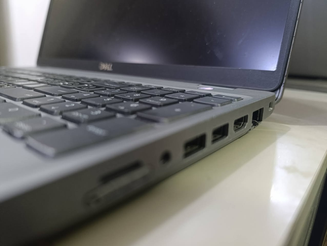 dell precision 
Core i7 الجيل العاشر 
بقية المواصفات داخل الصور 
المكان النجف الأشرف 
للتواصل عبر الاتصال والواتساب فقط 
*********** 
السعر 🌿٧٠٠ سبعمئة ألف 
ملاحظات:-
1- شاشة اللابتوب ليست لمس
2- اللابتوب ليس قلاب
3- البطارية (بلاد)تدوم لنصف ساعة فقط لذا تحتاج لتبديل 
4- ملحقات اللابتوب فقط شاحنته
