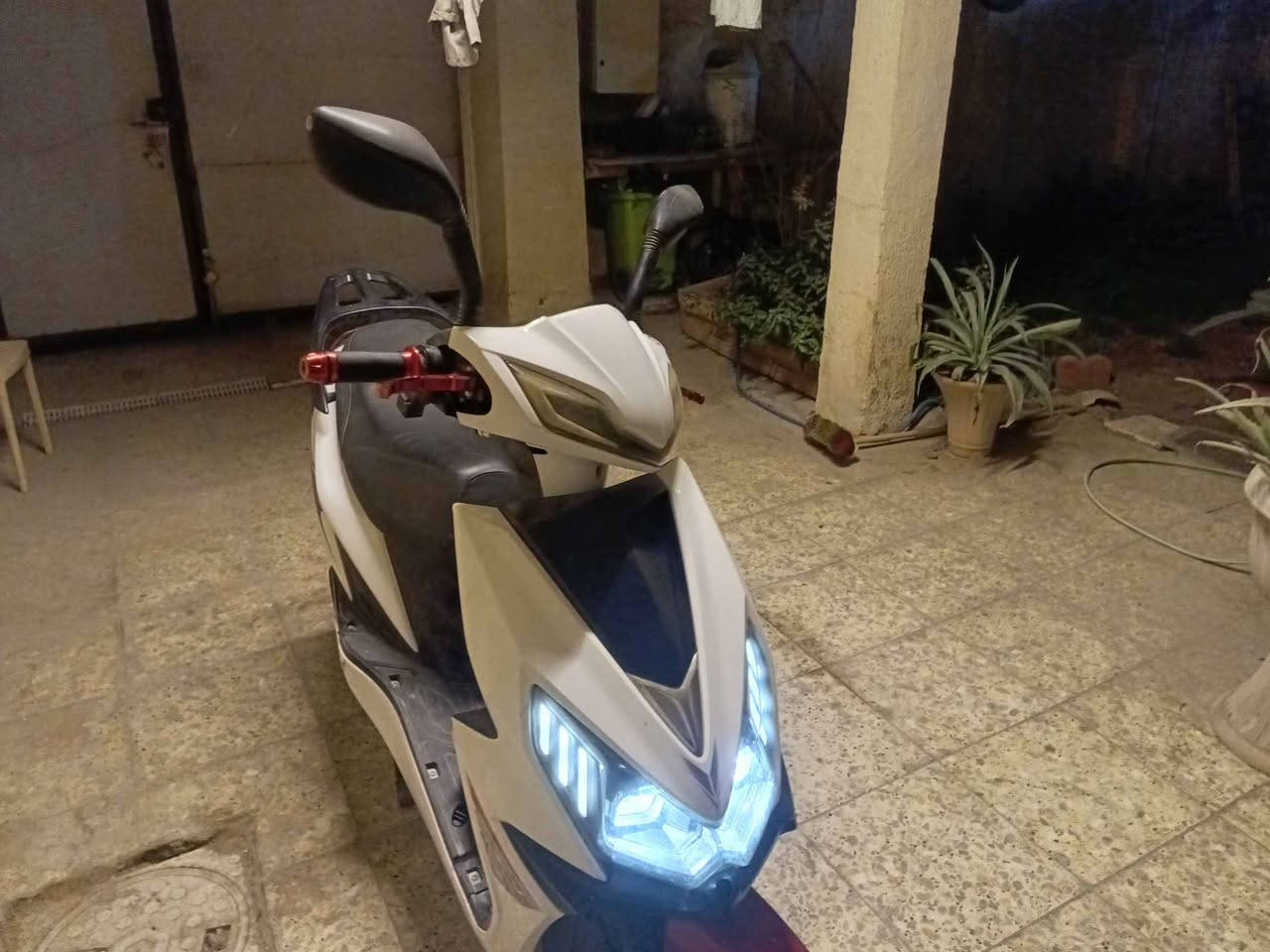 الشكل الحديث 

لد امامي خلفي 

لايت عالي و ناصي 

تاير ماكس خلفي جديد

مثبت سرعه 

3 سرعات سريعه جدا

6 بطاريات 72V 20A

بريكات هايدروليك

قفل ستيرن 

نظام انذار للامان

سويج و بصمه ( تشغيل  و فتح و قفل )

ستان تعليك و ستان صفح 

بطاريات فول تمشيك 50 كيلو ب شحنه وحده 

ولقران الدراجه نظافتها 100% مصار شهر من ماخذها و ما مقصره وياي معتني بيها لابعد حد لا اعطال لا مشاكل ولا ايشي بس محتاج فلوس الله شاهد نظيفه و وياك عمر مو شهر او ثنين .

السعر 650,000
المكان البياع الشرطه الرابعه 

*********** بغداد, العراق
