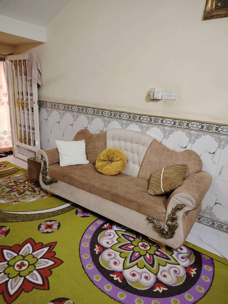 بيت معروض للبيع او مرواس يقع في الحي العسكري المساحه 200 م أقرب نقطة دالة مدرسة واحد حزيران ويقع على ساحه يتكون من استقبال وصاله غرفتين ومطبخ وصحيات داخليه وخارجية وساحه وحديقة والطابق الثاني غرفة نوم ومخزن السعر 270 مليون للإستفسار الاتصال على الرقم ***********
