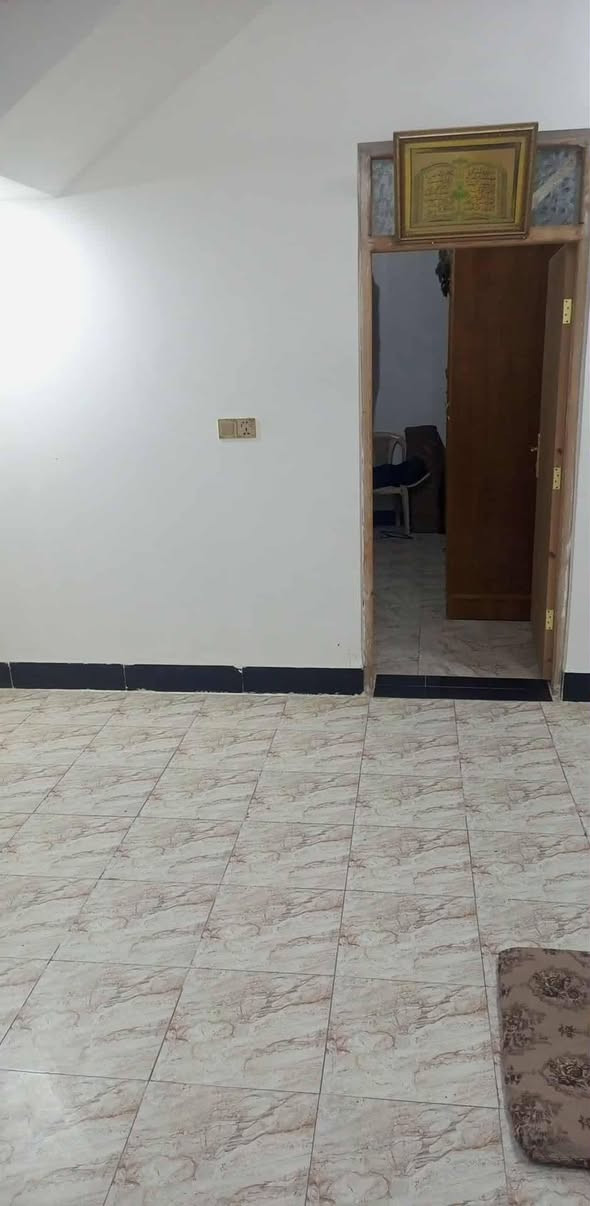 السلام عليكم بيت للبيع المساحه ١٥٠ غرفتين وصاله وستقبال ومطبخ وحمامات ثنين جاهز علا اخر حبايه اساس وسقف صب مركزي بنا طابوك وبلوك قريب علا شارع ١٠٠ متر عن لشارع لعام مكانه شارع لمطار السيدين بين لدخول والخروج مال لمطار منطقه هاده ومرتبه السعر ٥٥ وبي مجال مرقم بلديه ومعاملت تطويب بي رقمي ***********
