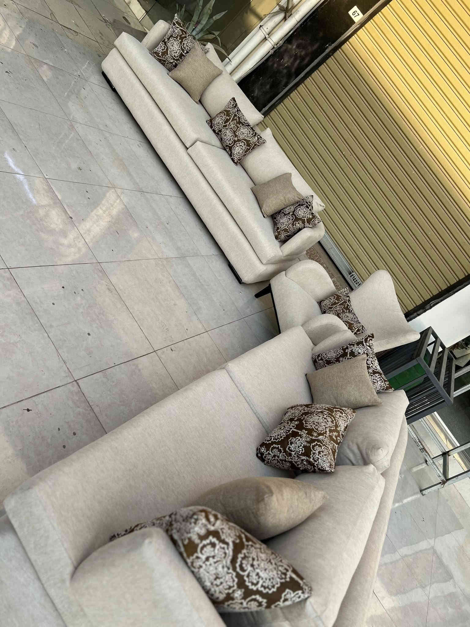 Newتخم تركي مودرن 9 نفرات  🇹🇷
ماركة ( istikbal استقبال ) 
الجلوس  مريح وسوفت 
القياس القنفه الكبيره 240 في 90 
السعر  575$ 
للاستفسار واتساب ***********
عنوان مجمع شارى ئاندازيان مقابيل فلوريا ستي 
يوجود توصيل جميع محافضات العراق 🚚
