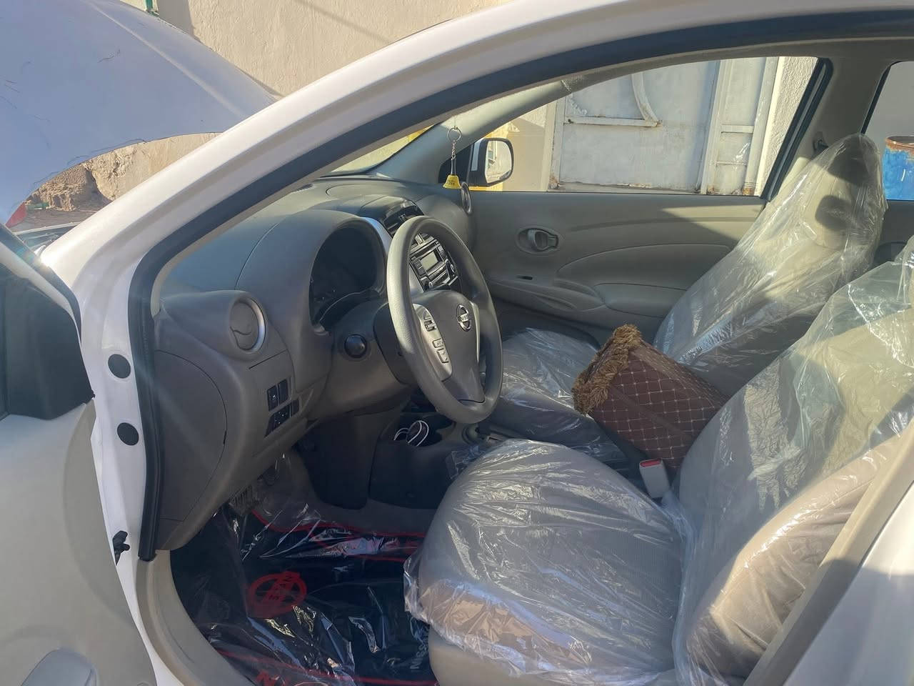 السلام عليكم نيسان صني هندي ٢٢ البنيد امبدل جاملق الأيسر ابدل اثر شخوط والعرضانيه جهه اليسرى مظروبه گد أربع أصابع ممصلحه على وضعه بسم شركه باقيله سنه 
بيه بعض الملاحضات شوف العين 
ماشيه ١٥١ ألف 
السعر ١١٠ والشراي يدلل
***********
