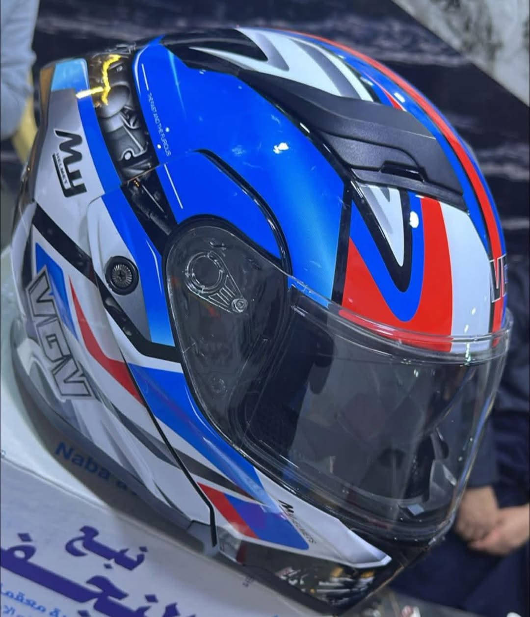 خوذة دراجة نارية من نوع VGV بتصميم ريترو كامل الوجه. السلامة: مصنوعة من هيكل ABS عالي التأ
خوذة دراجة نارية من نوع VGV بتصميم ريترو كامل
الوجه.
السلامة: مصنوعة من هيكل ABS عالي التأثير وبطانة
للتوسيد، معتمدة من
الراحة: تتميز ببطانة شبكية قابلة للتنفس، وفتحات تهوية قابلة للتعديل، وبطانة معرض العذاري /ابو محمد
رضا ***********
