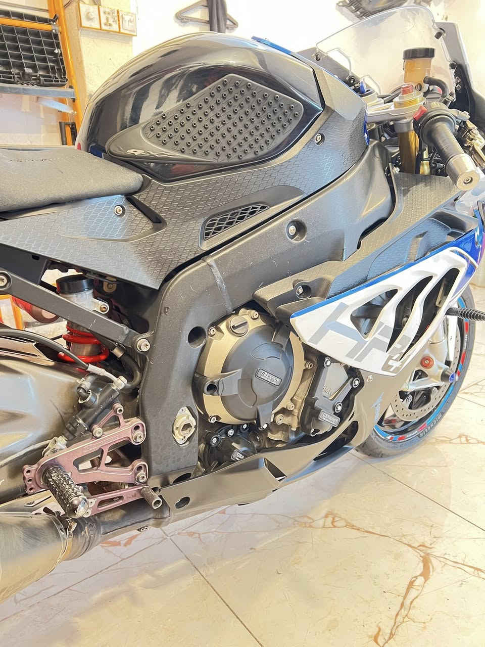 سلام عليكم. دراجه BMW.14s1000 rrكمرك مدفوع وقرصهه واصل مروريه واسط كفاله عامه نقصهه 
فقط مجمع مودات غيرهه برغي مابيهه نقص مكاني واسط نعمانيه السعر $68
وقابل للتفواض 
***********
***********
