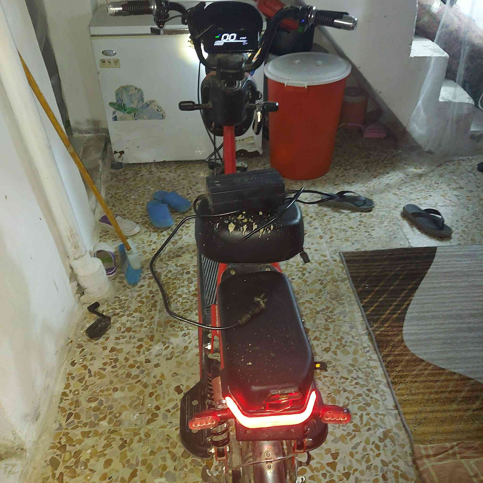 السلام عليكم دراجه شحن SUPERPOWER  حجم 26
ستاند تلفوت +اوكس بلادي شغال 
تايرات جدد بريكات بلمكان قفل اقسن قفل حساس جرص + بصمتين وسويج دراجه خير من الله تمشي 40 K M حقيقي سرعه ٦٠ حقيقي دراجه خير من الله مشتريهه بشهر ل 8 ومحتاز وريد ابيع وبلعافيه علياخذهه شاحنتهه بلادي كهربائيات كلهه شغاله
الرقم *********** وتساب متوفر
