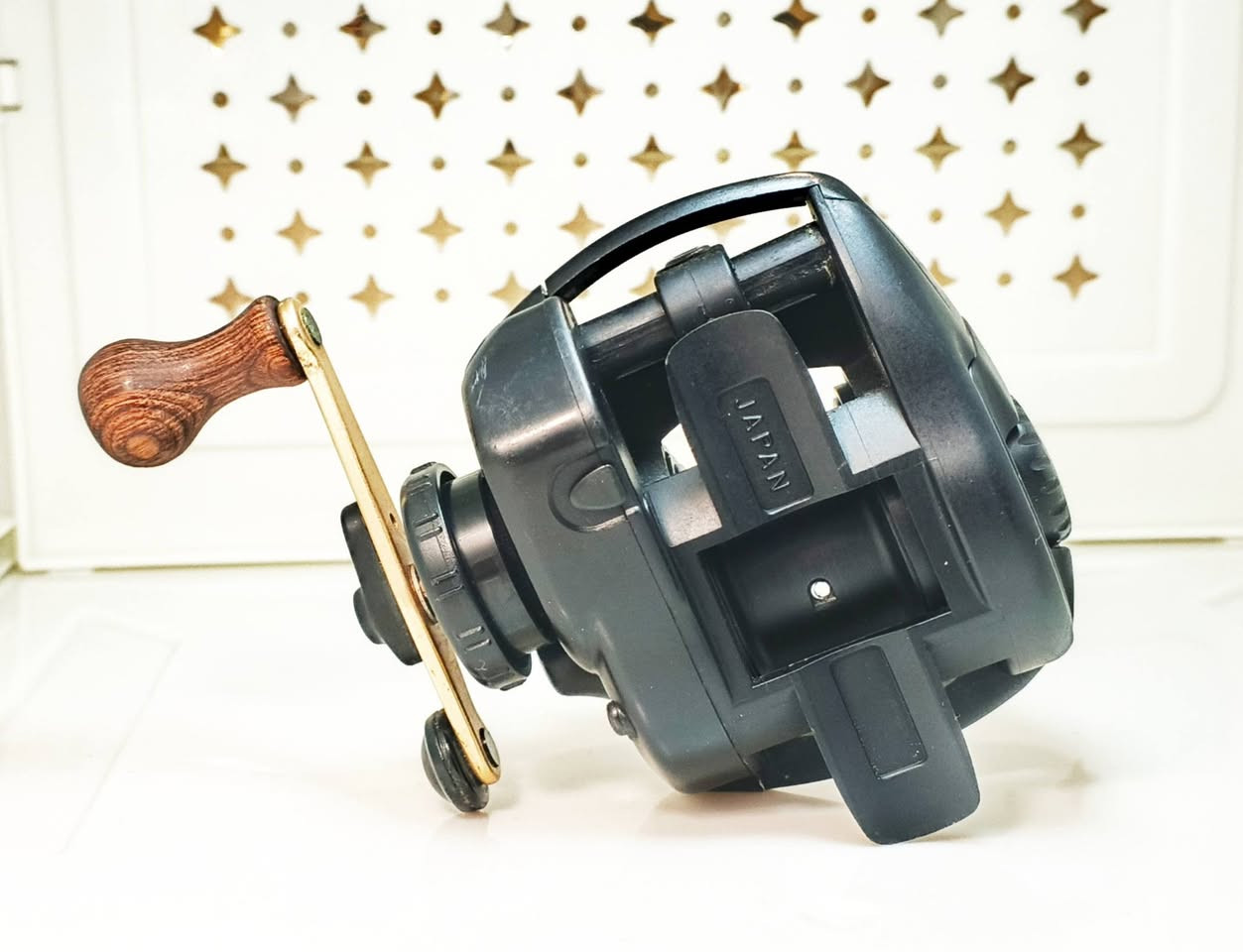 تحفًة يابانيه نظافة واضحه امامك 99.99 %
السعر //25//التوصيل 5
 Daiwa Super Chinujacker SS:
1-الاسم الكامل: Daiwa Super Chinujacker SS.
2-بلد الصنع: اليابان (Made in Japan) كما هو محفور على قاعدة الماكينة.
3-نظام المحامل (Ball Bearings): تحتوي الماكينة على محملين كرويين (2 Ball Bearings) لضمان سلاسة الحركة.
4-نظام التحكم (Micro Control): مزودة بقرص "Micro Control" لضبط دقيق جداً لسحب الخيط وتأمين استجابة سريعة أثناء الصيد.
5-نظام الكبح (Brake System): تتوفر على نظام كبح مغناطيسي متطور (Magforce) للتحكم في سرعة دوران البكرة ومنع تشابك الخيط.


**إذا كنت صاحب هذا الإعلان وتريد حذفه لأي سبب، رجاءا أرسل رسالة إلى الدعم الفني**