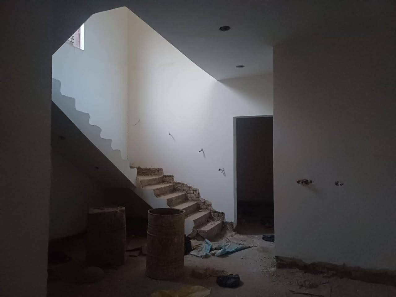 بيت 200 متر باقي تشطيبات فقط غرفتين نوم استقبال صاله صحيات حي الزيتون شارع مدرسة صدى النجاح  مطلوب اسكان الاتصال ***********
