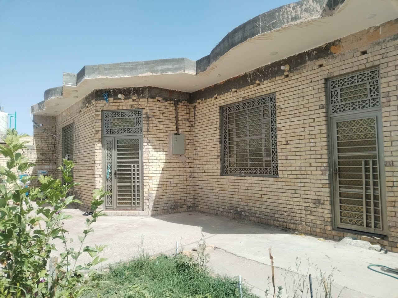 بيت للبيع
المكان حي الصدرين ركن على وجه متنزه
المساحه 400م طابو صرف

يتكون من استقبال
صاله عدد 2

ثلاث غرف

مطبخ

وصحيات

بناء طابوق 2025 صب كونكريت

كامل خدمات بيت جاهز
***********
