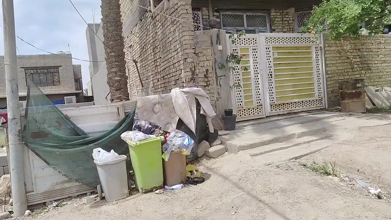 قطعه مع بيت لبيع طابو صرف اثنيهن الموقع يم المستوصف مال حي الامام عرظ الشارع 20 متر او قريبات عن الشارع العام لبيع الأستفسار على هذاا الرقم *********** البيت مساحته 100 مربع
